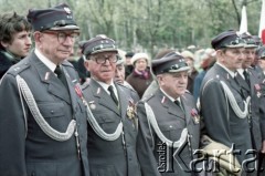 1986, Warszawa, Polska.
Uroczystość odsłonięcia pomnika powstańców śląskich i wielkopolskich na Cmentarzu Wojskowym na Powązkach. Na zdjęciu grupa kombatantów ze Związku Weteranów Powstań Wielkopolskich.
Fot. Edward Grochowicz, zbiory Ośrodka KARTA.