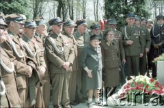 1986, Warszawa, Polska.
Uroczystość odsłonięcia pomnika powstańców śląskich i wielkopolskich na Cmentarzu Wojskowym na Powązkach. Na zdjęciu grupa weteranów ze Związku Weteranów Powstań Śląskich. 
Fot. Edward Grochowicz, zbiory Ośrodka KARTA.