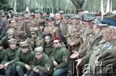 1986, Warszawa, Polska.
Uroczystość odsłonięcia pomnika powstańców śląskich i wielkopolskich na Cmentarzu Wojskowym na Powązkach. Na zdjęciu członkowie Związku Weteranów Powstań Śląskich oraz harcerze.
Fot. Edward Grochowicz, zbiory Ośrodka KARTA.