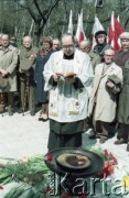 1986, Warszawa, Polska.
Uroczystość odsłonięcia pomnika powstańców śląskich i wielkopolskich na Cmentarzu Wojskowym na Powązkach. Na zdjęciu kapelan przewodniczy uroczystości przy pomniku. Na dalszym planie zebrani członkowie organizacji kombatanckich.
Fot. Edward Grochowicz, zbiory Ośrodka KARTA.