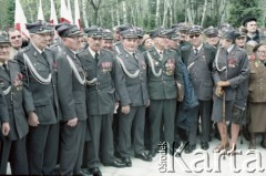 1986, Warszawa, Polska.
Uroczystość odsłonięcia pomnika powstańców śląskich i wielkopolskich na Cmentarzu Wojskowym na Powązkach. Na zdjęciu zgromadzeni członkowie Związku Weteranów Powstań Wielkopolskich.
Fot. Edward Grochowicz, zbiory Ośrodka KARTA.