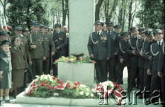 1986, Warszawa, Polska.
Uroczystość odsłonięcia pomnika powstańców śląskich i wielkopolskich na Cmentarzu Wojskowym na Powązkach. Na zdjęciu członkowie Związku Weteranów Powstań Śląskich (w mundurach koloru khaki)  i Związku Weteranów Powstań Wielkopolskich (w szarych mundurach) zgromadzeni przy pomniku.
Fot. Edward Grochowicz, zbiory Ośrodka KARTA.