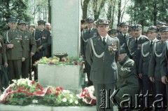 1986, Warszawa, Polska.
Uroczystość odsłonięcia pomnika powstańców śląskich i wielkopolskich na Cmentarzu Wojskowym na Powązkach. Na zdjęciu członkowie Związku Weteranów Powstań Śląskich (po lewej stronie, w mundurach koloru khaki)  i Związku Weteranów Powstań Wielkopolskich (w szarych mundurach) zgromadzeni przy pomniku.
Fot. Edward Grochowicz, zbiory Ośrodka KARTA.