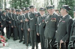 1986, Warszawa, Polska.
Uroczystość odsłonięcia pomnika powstańców śląskich i wielkopolskich na Cmentarzu Wojskowym na Powązkach. Na zdjęciu grupa kombatantów ze Związku Weteranów Powstań Wielkopolskich. 
Fot. Edward Grochowicz, zbiory Ośrodka KARTA.