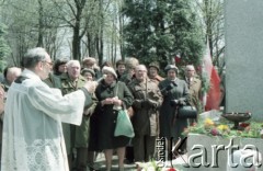 1986, Warszawa, Polska.
Uroczystość odsłonięcia pomnika powstańców śląskich i wielkopolskich na Cmentarzu Wojskowym na Powązkach. Na zdjęciu kapelan przewodniczy uroczystości przy pomniku. Na dalszym planie zebrani członkowie organizacji kombatanckich.
Fot. Edward Grochowicz, zbiory Ośrodka KARTA.