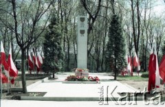 1986, Warszawa, Polska.
Uroczystość odsłonięcia pomnika powstańców śląskich i wielkopolskich na Cmentarzu Wojskowym na Powązkach. Na zdjęciu pomnik - wysoka kolumna, na której widnieją orły z czapek powstańczych oraz daty powstań. Podstawę stanowi długi postument z pamiątkowymi napisami.
Fot. Edward Grochowicz, zbiory Ośrodka KARTA.