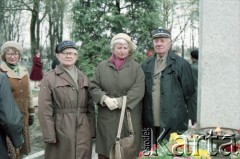 1986, Warszawa, Polska.
Uroczystość odsłonięcia pomnika powstańców śląskich i wielkopolskich na Cmentarzu Wojskowym na Powązkach. Na zdjęciu zebrani przy pomniku uczestnicy uroczystości.
Fot. Edward Grochowicz, zbiory Ośrodka KARTA.