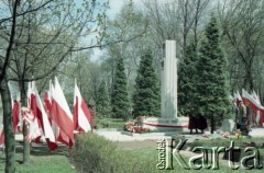 1986, Warszawa, Polska.
Uroczystość odsłonięcia pomnika powstańców śląskich i wielkopolskich na Cmentarzu Wojskowym na Powązkach. Na zdjęciu pomnik - wysoka kolumna, na której widnieją orły z czapek powstańczych oraz daty powstań. Podstawę stanowi długi postument z pamiątkowymi napisami.
Fot. Edward Grochowicz, zbiory Ośrodka KARTA.