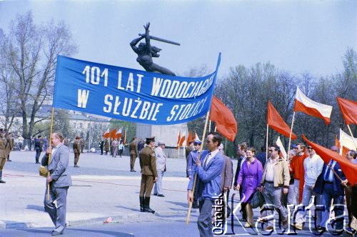 1.05.1987, Warszawa, Polska.
Pochód pierwszomajowy na placu Teatralnym, w głębi Pomnik Bohaterów Warszawy (Warszawska Nike). Na zdjęciu maszerują pracownicy Wodociągów Warszawskich.
Fot. Edward Grochowicz, zbiory Ośrodka KARTA
