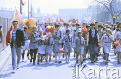 1.05.1987, Warszawa, Polska.
Pochód pierwszomajowy na placu Zwycięstwa (obecnie plac Piłsudskiego), na zdjęciu harcerze.
Fot. Edward Grochowicz, zbiory Ośrodka KARTA