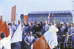 1.05.1987, Warszawa, Polska.
Pochód pierwszomajowy na placu Zwycięstwa (obecnie plac Piłsudskiego), na zdjęciu przedstawiciele władz partyjnych i państwowych na trybunie honorowej.
Fot. Edward Grochowicz, zbiory Ośrodka KARTA