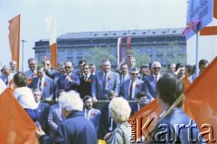1.05.1987, Warszawa, Polska.
Pochód pierwszomajowy na placu Zwycięstwa (obecnie plac Piłsudskiego), na zdjęciu przedstawiciele władz partyjnych i państwowych na trybunie honorowej.
Fot. Edward Grochowicz, zbiory Ośrodka KARTA