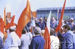 1.05.1987, Warszawa, Polska.
Pochód pierwszomajowy na placu Zwycięstwa (obecnie plac Piłsudskiego), na zdjęciu przedstawiciele władz partyjnych i państwowych na trybunie honorowej, w centrum Wojciech Jaruzelski.
Fot. Edward Grochowicz, zbiory Ośrodka KARTA