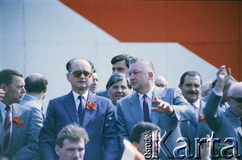 1.05.1987, Warszawa, Polska.
Pochód pierwszomajowy na placu Zwycięstwa (obecnie plac Piłsudskiego), na zdjęciu przedstawiciele władz partyjnych i państwowych na trybunie honorowej, z lewej Wojciech Jaruzelski.
Fot. Edward Grochowicz, zbiory Ośrodka KARTA