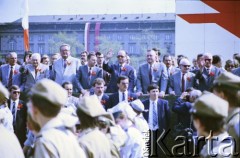 1.05.1987, Warszawa, Polska.
Pochód pierwszomajowy na placu Zwycięstwa (obecnie plac Piłsudskiego), na zdjęciu przedstawiciele władz partyjnych i państwowych na trybunie honorowej, od lewej: Kazimierz Barcikowski, Jan Dobraczyński, Roman Malinowski, Zbigniew Messner, Wojciech Jaruzelski, NN, Henryk Jabłoński.
Fot. Edward Grochowicz, zbiory Ośrodka KARTA