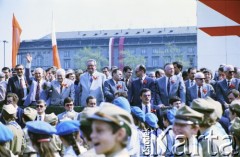 1.05.1987, Warszawa, Polska.
Pochód pierwszomajowy na placu Zwycięstwa (obecnie plac Piłsudskiego), na zdjęciu przedstawiciele władz partyjnych i państwowych na trybunie honorowej, od lewej: NN, Kazimierz Barcikowski, Jan Dobraczyński, Roman Malinowski, Zbigniew Messner, Wojciech Jaruzelski, NN, Henryk Jabłoński.
Fot. Edward Grochowicz, zbiory Ośrodka KARTA