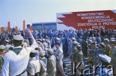 1.05.1987, Warszawa, Polska.
Pochód pierwszomajowy na placu Zwycięstwa (obecnie plac Piłsudskiego), na zdjęciu harcerze maszerują w pochodzie, w głębi przedstawiciele władz partyjnych i państwowych na trybunie honorowej.
Fot. Edward Grochowicz, zbiory Ośrodka KARTA