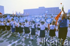 1.05.1987, Warszawa, Polska.
Pochód pierwszomajowy na placu Zwycięstwa (obecnie plac Piłsudskiego), na zdjęciu dzieci z pracowni Pałacu Młodzieży, w głębi Hotel Victoria.
Fot. Edward Grochowicz, zbiory Ośrodka KARTA