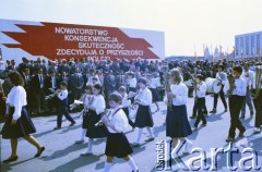 1.05.1987, Warszawa, Polska.
Pochód pierwszomajowy na placu Zwycięstwa (obecnie plac Piłsudskiego), na zdjęciu orkiestra dziecięca z Pałacu Młodzieży, w głębi przedstawiciele władz partyjnych i państwowych na trybunie honorowej.
Fot. Edward Grochowicz, zbiory Ośrodka KARTA