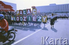 1.05.1987, Warszawa, Polska.
Pochód pierwszomajowy na placu Zwycięstwa (obecnie plac Piłsudskiego), na zdjęciu dzieci z pracowni Pałacu Młodzieży, w głębi Hotel Victoria.
Fot. Edward Grochowicz, zbiory Ośrodka KARTA