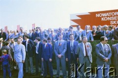 1.05.1987, Warszawa, Polska.
Pochód pierwszomajowy na placu Zwycięstwa (obecnie plac Piłsudskiego), na zdjęciu przedstawiciele władz partyjnych i państwowych na trybunie honorowej.
Fot. Edward Grochowicz, zbiory Ośrodka KARTA
