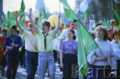 1.05.1987, Warszawa, Polska.
Pochód pierwszomajowy na placu Zwycięstwa (obecnie plac Piłsudskiego), na zdjęciu maszerują studenci.
Fot. Edward Grochowicz, zbiory Ośrodka KARTA