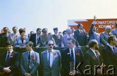 1.05.1987, Warszawa, Polska.
Pochód pierwszomajowy na placu Zwycięstwa (obecnie plac Piłsudskiego), na zdjęciu przedstawiciele władz partyjnych i państwowych na trybunie honorowej, m.in. Florian Siwicki (5. z lewej), Kazimierz Barcikowski (2. z prawej) i Jan Dobraczyński (1. z prawej).
Fot. Edward Grochowicz, zbiory Ośrodka KARTA