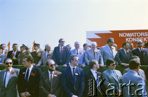 1.05.1987, Warszawa, Polska.
Pochód pierwszomajowy na placu Zwycięstwa (obecnie plac Piłsudskiego), na zdjęciu przedstawiciele władz partyjnych i państwowych na trybunie honorowej.
Fot. Edward Grochowicz, zbiory Ośrodka KARTA