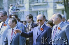 1.05.1987, Warszawa, Polska.
Przedstawiciele władz partyjnych i państwowych w pochodzie pierwszomajowym na ulicy Królewskiej, na zdjęciu od lewej: Roman Malinowski,  Zbigniew Messner, Wojciech Jaruzelski.
Fot. Edward Grochowicz, zbiory Ośrodka KARTA