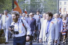 1.05.1987, Warszawa, Polska.
Przedstawiciele władz partyjnych i państwowych w pochodzie pierwszomajowym na ulicy Królewskiej, na zdjęciu z lewej Roman Malinowski, w środku Wojciech Jaruzelski.
Fot. Edward Grochowicz, zbiory Ośrodka KARTA