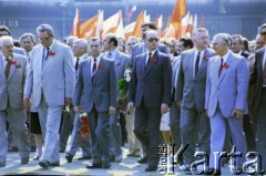 1.05.1987, Warszawa, Polska.
Przedstawiciele władz partyjnych i państwowych w pochodzie pierwszomajowym na ulicy Królewskiej, na zdjęciu od lewej: Jan Dobraczyński, Roman Malinowski,  Zbigniew Messner, Wojciech Jaruzelski, NN, Kazimierz Barcikowski.
Fot. Edward Grochowicz, zbiory Ośrodka KARTA