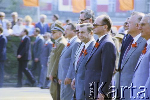 1.05.1987, Warszawa, Polska.
Obchody Święta Pracy - delegacja władz partyjnych i państwowych składa kwiaty na Grobie Nieznanego Żołnierza na placu Zwycięstwa (obecnie plac Piłsudskiego), widoczny Wojciech Jaruzelski i Zbigniew Messner.
Fot. Edward Grochowicz, zbiory Ośrodka KARTA