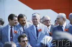 1.05.1987, Warszawa, Polska.
Pochód pierwszomajowy na placu Zwycięstwa (obecnie plac Piłsudskiego), na zdjęciu przedstawiciele władz partyjnych i państwowych na trybunie honorowej, m.in. Jerzy Jaskiernia (2. z lewej).
Fot. Edward Grochowicz, zbiory Ośrodka KARTA