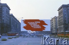 1.05.1987, Warszawa, Polska.
Obchody Święta Pracy, na zdjęciu dekoracja propagandowa na placu Konstytucji.
Fot. Edward Grochowicz, zbiory Ośrodka KARTA