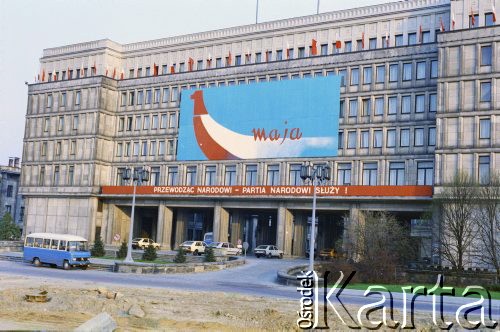 1.05.1987, Warszawa, Polska.
Obchody Święta Pracy, na zdjęciu dekoracja okolicznościowa na gmachu Komitetu Centralnego PZPR.
Fot. Edward Grochowicz, zbiory Ośrodka KARTA