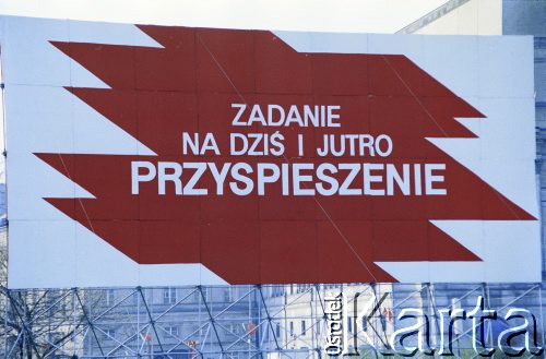 1.05.1987, Warszawa, Polska.
Obchody Święta Pracy, na zdjęciu dekoracja propagandowa.
Fot. Edward Grochowicz, zbiory Ośrodka KARTA