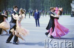 1.05.1987, Warszawa, Polska.
Pochód pierwszomajowy na placu Zwycięstwa (obecnie plac Piłsudskiego), na zdjęciu pary taneczne w pochodzie pierwszomajowym.
Fot. Edward Grochowicz, zbiory Ośrodka KARTA