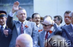 1.05.1987, Warszawa, Polska.
Pochód pierwszomajowy na placu Zwycięstwa (obecnie plac Piłsudskiego), na zdjęciu przedstawiciele władz partyjnych i państwowych na trybunie honorowej, m.in. Henryk Jabłoński (2. z prawej).
Fot. Edward Grochowicz, zbiory Ośrodka KARTA