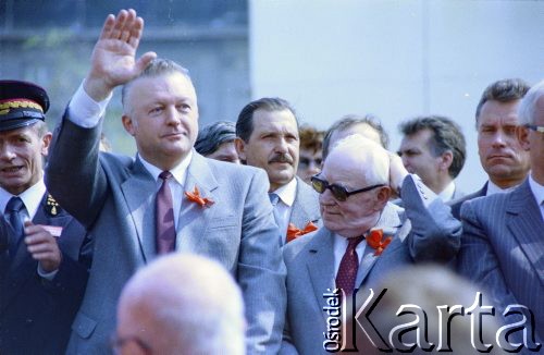 1.05.1987, Warszawa, Polska.
Pochód pierwszomajowy na placu Zwycięstwa (obecnie plac Piłsudskiego), na zdjęciu przedstawiciele władz partyjnych i państwowych na trybunie honorowej, m.in. Henryk Jabłoński (2. z prawej).
Fot. Edward Grochowicz, zbiory Ośrodka KARTA