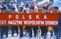 1.05.1987, Warszawa, Polska.
Pochód pierwszomajowy na placu Zwycięstwa (obecnie plac Piłsudskiego), na zdjęciu maszerują kolejarze.
Fot. Edward Grochowicz, zbiory Ośrodka KARTA