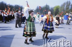 1.05.1987, Warszawa, Polska.
Pochód pierwszomajowy na placu Zwycięstwa (obecnie plac Piłsudskiego), na zdjęciu członkinie zespołu ludowego w pochodzie pierwszomajowym.
Fot. Edward Grochowicz, zbiory Ośrodka KARTA