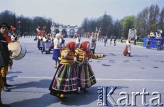 1.05.1987, Warszawa, Polska.
Pochód pierwszomajowy na placu Zwycięstwa (obecnie plac Piłsudskiego), na zdjęciu członkinie zespołu ludowego w pochodzie pierwszomajowym. W głębi Grób Nieznanego Żołnierza.
Fot. Edward Grochowicz, zbiory Ośrodka KARTA