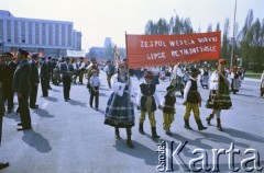 1.05.1987, Warszawa, Polska.
Pochód pierwszomajowy na placu Zwycięstwa (obecnie plac Piłsudskiego), na zdjęciu zespół Wesela Boryny z Lipc Reymontowskich, w głębi Hotel Victoria.
Fot. Edward Grochowicz, zbiory Ośrodka KARTA