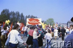1.05.1987, Warszawa, Polska.
Pochód pierwszomajowy na placu Zwycięstwa (obecnie plac Piłsudskiego).
Fot. Edward Grochowicz, zbiory Ośrodka KARTA