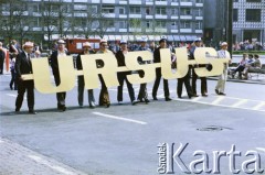 1.05.1987, Warszawa, Polska.
Pochód pierwszomajowy na placu Zwycięstwa (obecnie plac Piłsudskiego), na zdjęciu maszerują pracownicy Zakładów Mechanicznych Ursus.
Fot. Edward Grochowicz, zbiory Ośrodka KARTA
