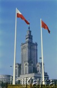 1.05.1987, Warszawa, Polska.
Obchody Święta Pracy, na zdjęciu flagi biało-czerwona i czerwona na placu Defilad, w tle Pałac Kultury i Nauki.
Fot. Edward Grochowicz, zbiory Ośrodka KARTA