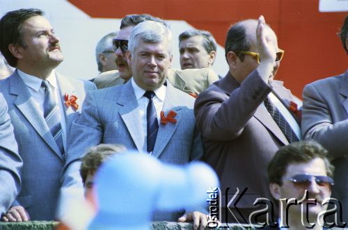 1.05.1987, Warszawa, Polska.
Pochód pierwszomajowy na placu Zwycięstwa (obecnie plac Piłsudskiego), na zdjęciu przedstawiciele władz partyjnych i państwowych na trybunie honorowej, z lewej Jerzy Jaskiernia.
Fot. Edward Grochowicz, zbiory Ośrodka KARTA