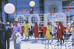 1.05.1987, Warszawa, Polska.
Pochód pierwszomajowy na placu Zwycięstwa (obecnie plac Piłsudskiego), na zdjęciu maszerują pracownicy Zakładów Przemysłu Odzieżowego Cora.
Fot. Edward Grochowicz, zbiory Ośrodka KARTA