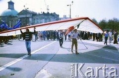 1.05.1987, Warszawa, Polska.
Pochód pierwszomajowy na placu Zwycięstwa (obecnie plac Piłsudskiego), na zdjęciu lotnia.
Fot. Edward Grochowicz, zbiory Ośrodka KARTA