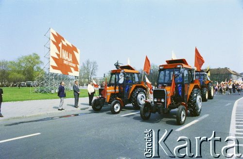 1.05.1987, Warszawa, Polska.
Pochód pierwszomajowy na placu Teatralnym, na zdjęciu traktory z Zakładów Mechanicznych Ursus.
Fot. Edward Grochowicz, zbiory Ośrodka KARTA